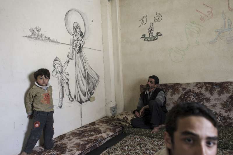 "أبو" وعائلته في شقتهم في دمشق، سوريا. تصوير: أشيلياس زافاليس/2013