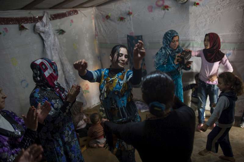  لاجئات سوريات يرقصن في حفل زفاف في مخيم للاجئين في مرج الخوخ في مرجعيون، لبنان، 6 مارس/ آذار 2014. تصوير: المفوضية السامية للأمم المتحدة لشؤون اللاجئين/ لينزي أداريو 