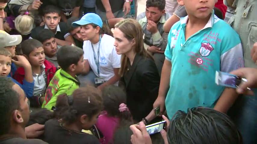 Jordan: Angelina Jolie meets Syrian Refugees at Border
