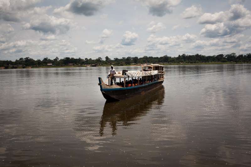 DRC / Congolese refugees cross the Oubangui River from Zinga [&hellip;]