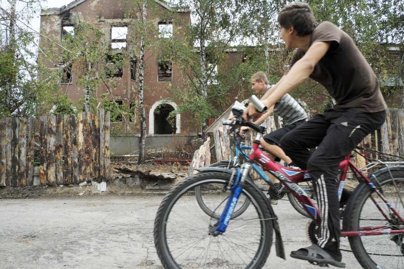 Returnees to the eastern Ukranian town of  Sloviansk cycle past [&hellip;]