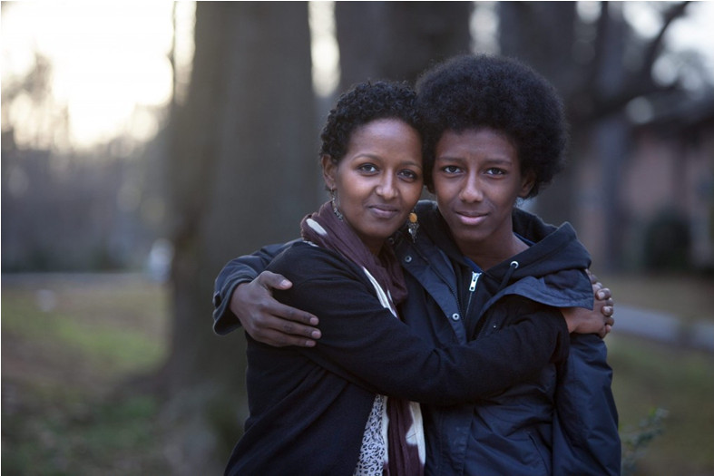 Naima Abdullahi, 36 de ani, împreună cu fiul ei Teso, 14 ani, in faţa casei lor din Atlanta, Georgia. Imagine de E.Hockstein/2013
