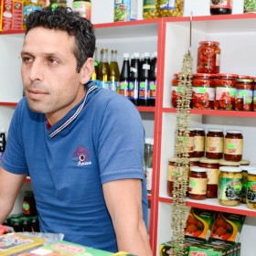 Mohamed  în micul său magazin "Aleppo". Foto: Corina Gheorghiu