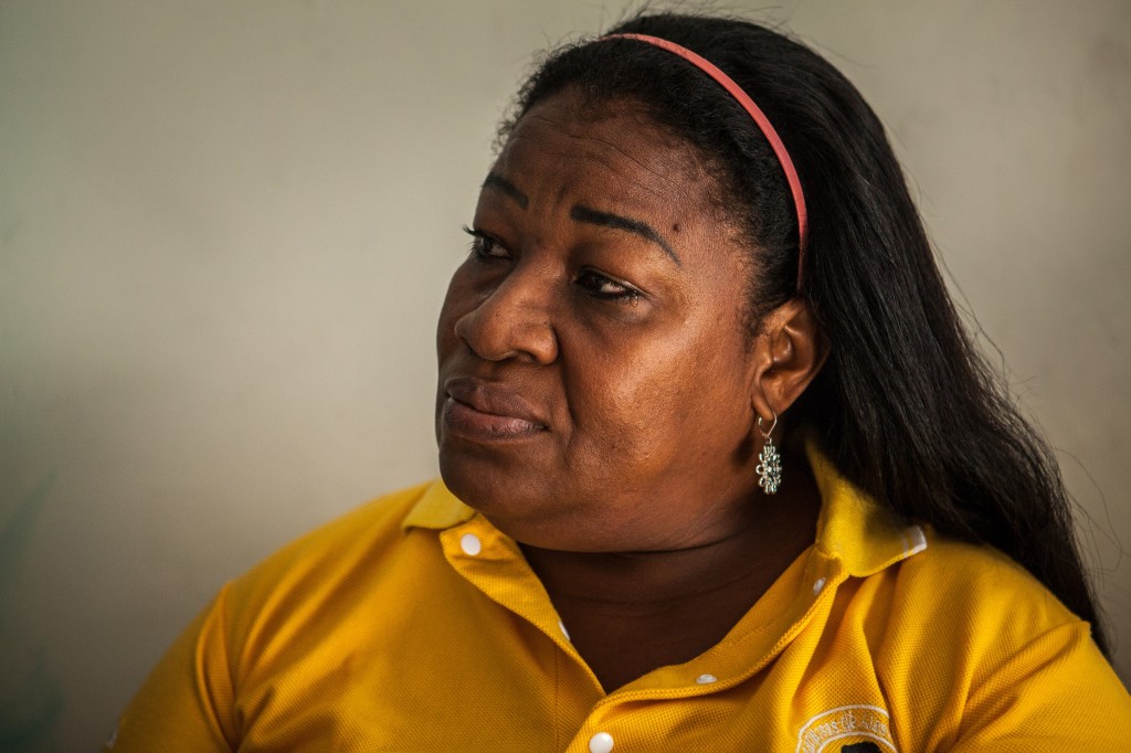  Niciun refugiu în calea violenței: Luz Dary Santiesteban a fugit în Buenaventura în 1995 pentru a scăpa de violențe, însă siguranța a fost iluzorie. In 2004, membrii ai unei grupări armate au amenințat-o cu violarea fiicei ei ca pedeapsă pentru activismul comunitar al lui Luz. Luza intervenit şi a fost violată în grup. Câțiva ani mai târziu, după ce s-a alătura Mariposas, ea a găsit curajul de denunța actul. Santiesteban a spus că a denunța “a fost ca şi când a scos din ea cancerul care o consuma.” UNHCR / J. Arredondo / 2014