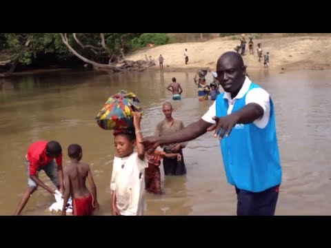 Cameroon: Refugees from Central African Republic cross river into Cameroon