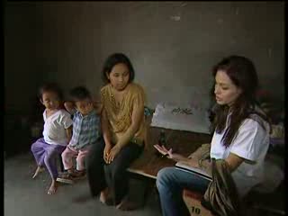 Angelina Jolie visits refugees in India