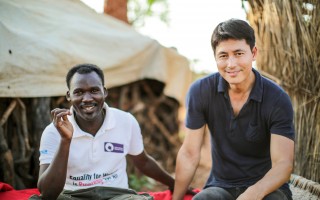 UNHCR High Profile Supporter Jung Woo-sung listens to the story of Samson, a 21-year-old Sudanese refugee in South Sudan’s Ajuong Thok camp who dreams of becoming a journalist. ©UNHCR/R. Nuri