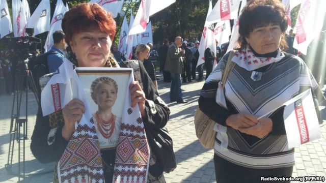 Supporters of jailed former Prime Minister Yulia Tymoshenko protest outside a courthouse in Kharkiv in September.