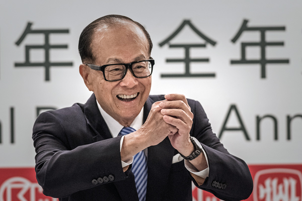 Hong Kong billionaire property tycoon Li Ka-shing arrives for a press conference in Hong Kong, Feb. 26, 2015.