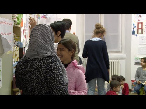 لاجئون سوريون تتقطع بهم السبل في ميلانو