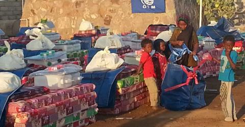 A displaced Taizz family receives an IOM shelter/non-food item (NFI) kit. © IOM 2016