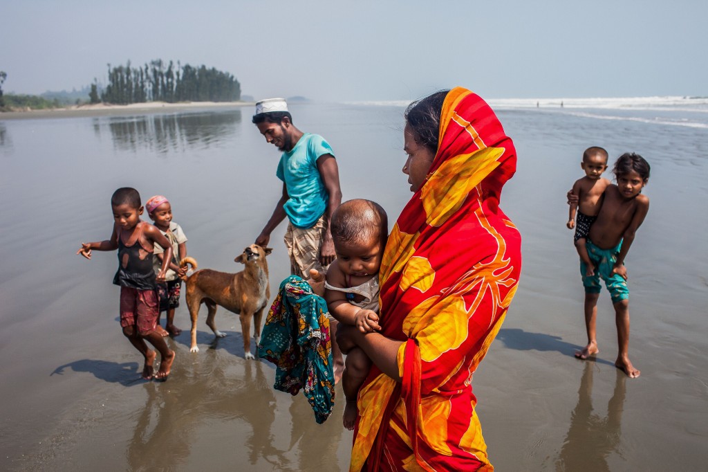 In a rare family outing, Yacoub (in blue top), 29, takes his wife Shahina, 25, and children to the beach in Teknaf. Today’s playground could become tomorrow’s graveyard as he prepares to board a smuggler’s boat to Malaysia. Photo by UNHCR/S.H. Omi/2014