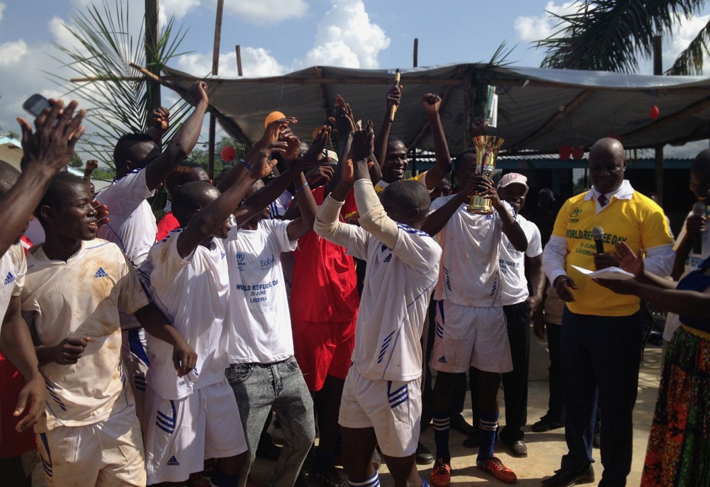 Refugees in Bahn congratulate each other after winning the match versus PTP camp. UNHCR / Diana Diaz