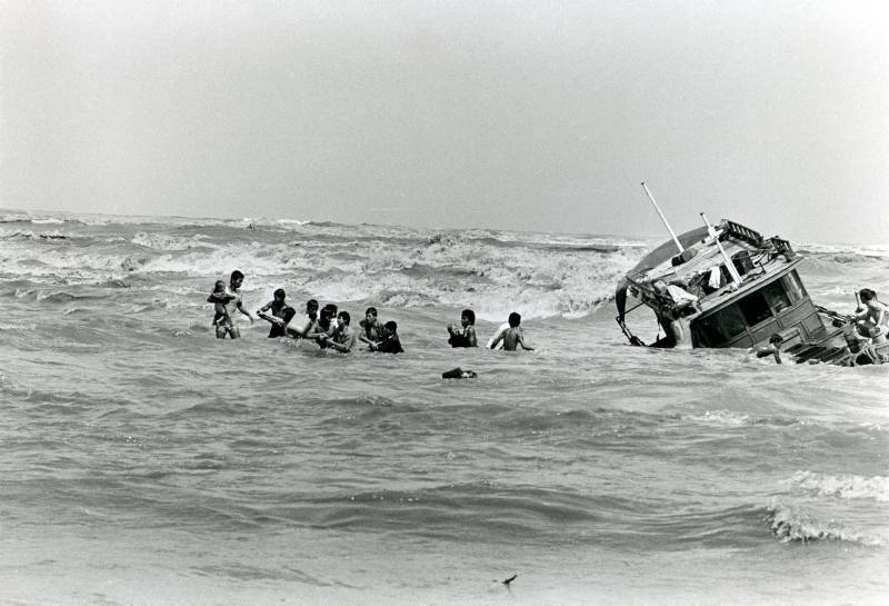 Malaysia. Arrival of a small boat with 162 Vietnamese refugees on board. The boat sank a few meters from the shore. Most of the refugees were rescued and reach the coast safely. (c) UNHCR/ K.Gaugler/ December 1978