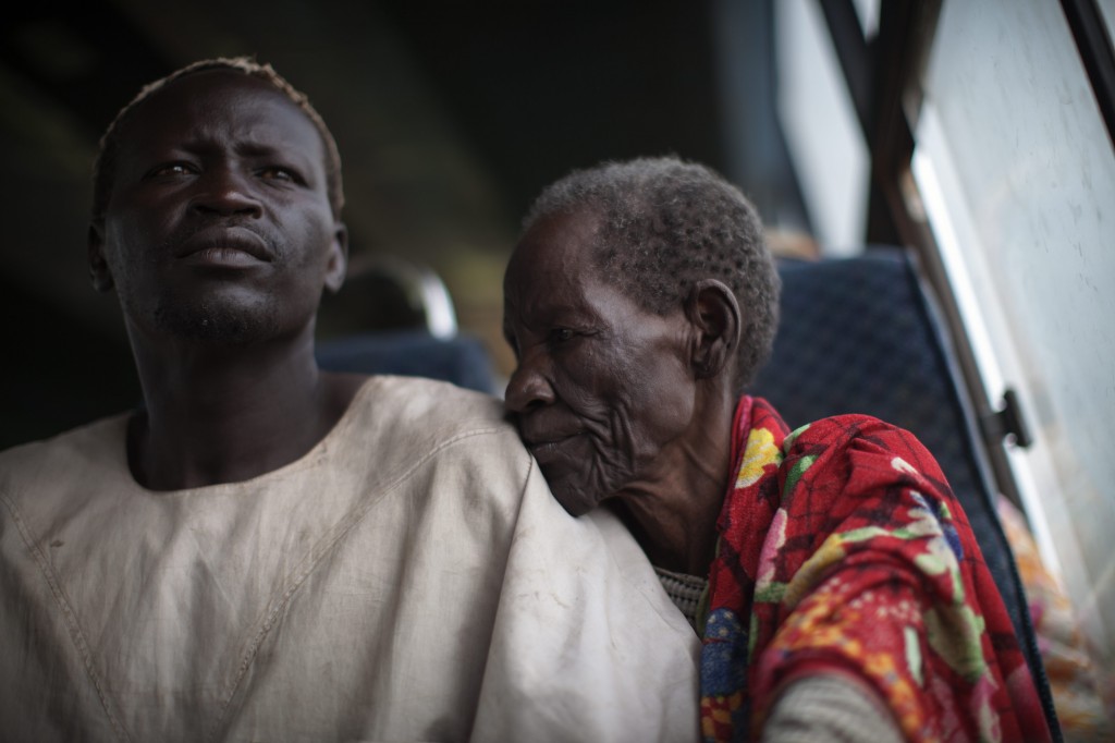 Awad és édesanyja – Fotó: © UNHCR/B. Sokol