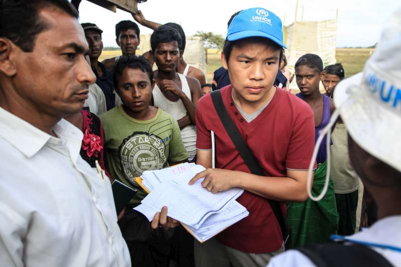 A UNHCR member of staff discusses accommodation with colleagues and displaced people at the Ohn Taw Gyi IDP camp near Sittwe, capital of Rakhine state. 