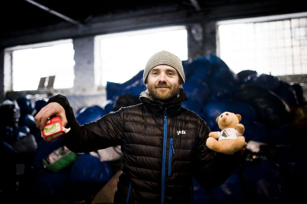 Borkiewicz şi echipa sa încarcă donațiile şi darurile pentru refigiații sirieni din Bulgaria, în Fabrica Soho din Varşovia. UNHCR/R.Kostrzynski/Ianuarie 2014