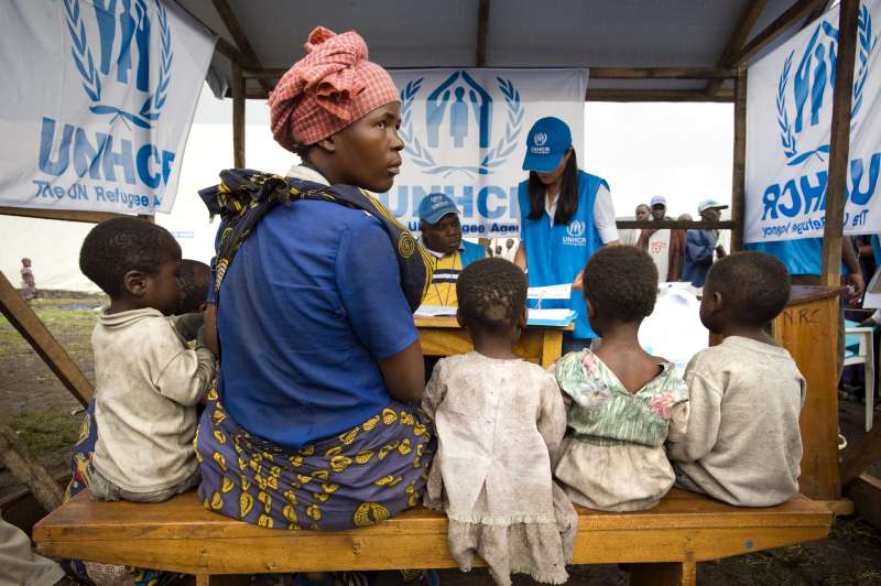 A UNHCR staff member registers a displaced family so that they can move from Kibati IDP site to the Mugunga 1 site in North Kivu province, Democratic Republic of the Congo. 
