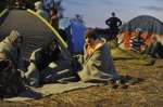 À la nuit tombante, des réfugiés campent dans le froid à l'extérieur du centre d'enregistrement surpeuplé de Röszke, en Hongrie, près de la frontière serbe. 