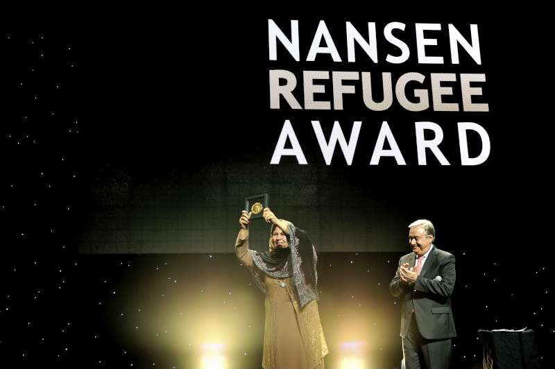 UNHCR High Commissioner António Guterres presents the Nansen Medal to Aqeela Asifi at the Nansen Refugee Award ceremony.