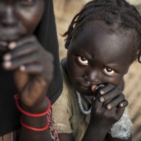 A szudáni kislány, aki egy tetovált pillangóról akart gondoskodni – Fotó: © UNHCR/S. Rich