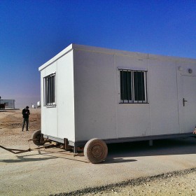 Egy szíriai menekült család költözteti új helyre az otthonát a Zaatari táborban. Fotó: Al Ghaoui Hesna