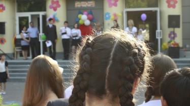 Украина: Обстрелы школ, использование школ в военных целях