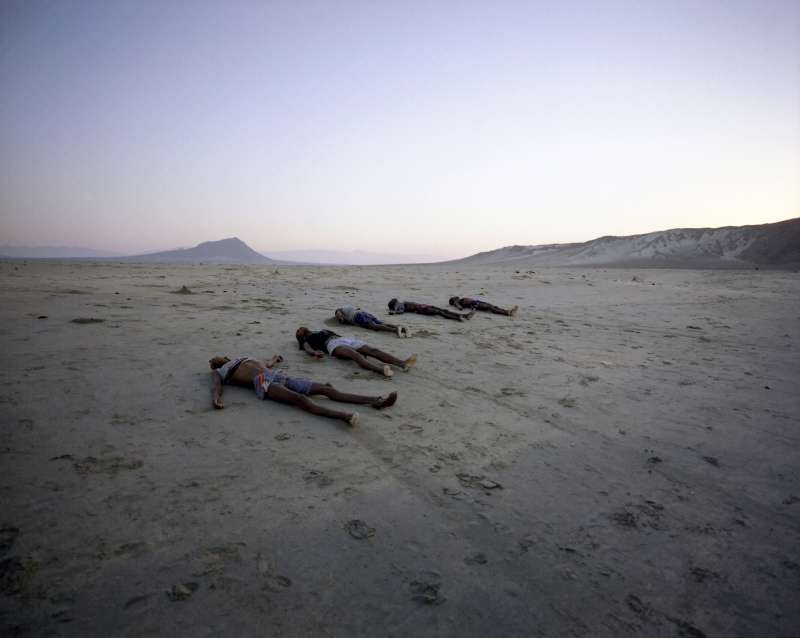 Des corps gisent sur la plage d'Al-Bedha à l'aube. Après l'arrivée d'un groupe de 365 réfugiés par bateau la nuit précédente, 34 corps ont été rejetés par la mer. Ils ont été battus à mort par des passeurs ou ils se sont noyés au large.