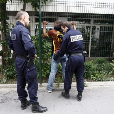 フランス：マイノリティの若者への屈辱的な身元確認