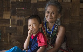 Bo Meha (77) ar saviem mazdēliem Ko Rehu (10) un Taju Rehu (5) pie Ban Mai Nai Soi bēgļu nometnes, kas atrodas aptuveni divus kilometrus no Taizemes–Mjanmas robežas.