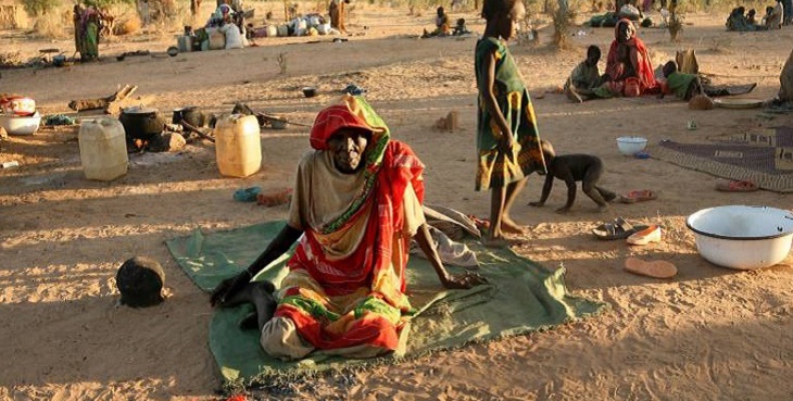 Chad / IDPs / Displaced persons in the outskirts of Goz Beida town. Their village of Bakinia was attacked during the wave of inter-communal fighting that erupted on November 4, 2006, south and east of Goz Beida. UNHCR estimates that 5,000 people arrived in Goz Beida as a result of these attcaks. Survivors of the attacks say that they need to go back to their fields to harvest but do not feel safe to do so. The displaced are scheduled to receive soon food rations as well as plastic sheeting, mattresses, etc etc. On the road to Kerfi, November 20, 2006. Eastern Chad. / UNHCR / H. Caux