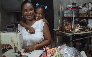 Carmen with her youngest daughter in her work room.  ©UNHCR / S. ARCOS