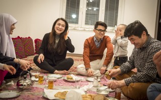 The Tavakoli family enjoys a traditional dinner together. From left to right: Mojtaba's mother Rehana Rahimi (46), sister Zahra Tavakoli (17), Mojtaba Tavakoli (22), brother Omid Tavakoli (1) and his father Joma Ali Tavakoli (53).  ©UNHCR / G. WELTERS