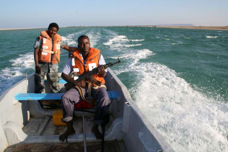 Une patrouille de la marine surveille la côte djiboutienne, à l'affût des trafiquants d'êtres humains transportant des réfugiés et des migrants à travers le golfe d'Aden vers le Yémen.