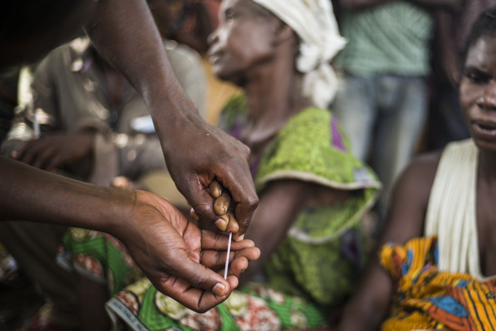 UNHCR brings a mobile health clinic to Gbadakila, where refugees can seek diagnosis and treatment.