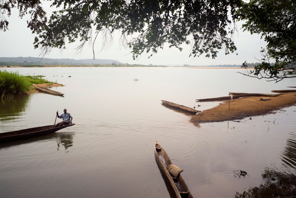 Many refugees from CAR cross over to DRC in small wooden boats known as pirogues. Hoping to return soon, they often stay close to the river, but are vulnerable to cross-border attacks.