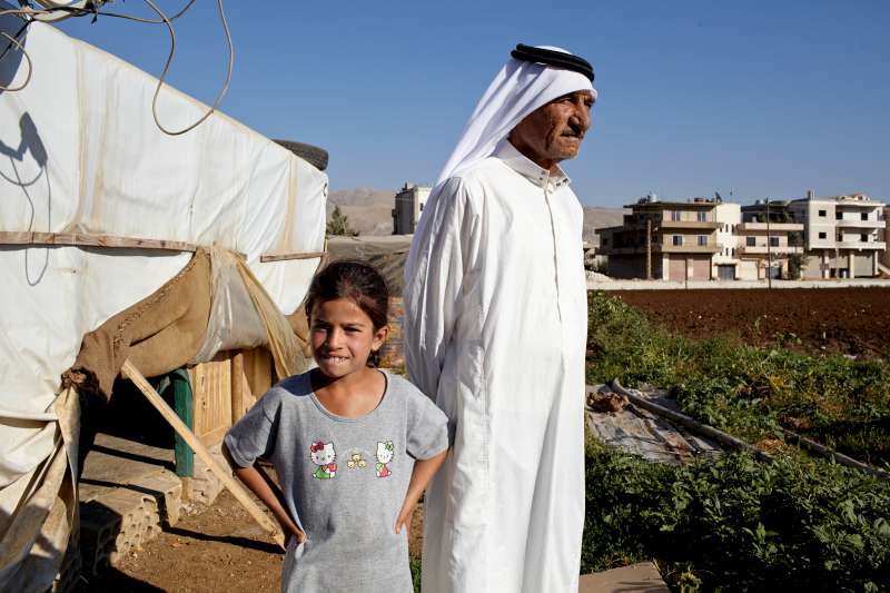 في هذه الصورة، تبدو آية مع والدها محمد وهما يقفان خارج منزلهما البسيط في وادي البقاع اللبناني.