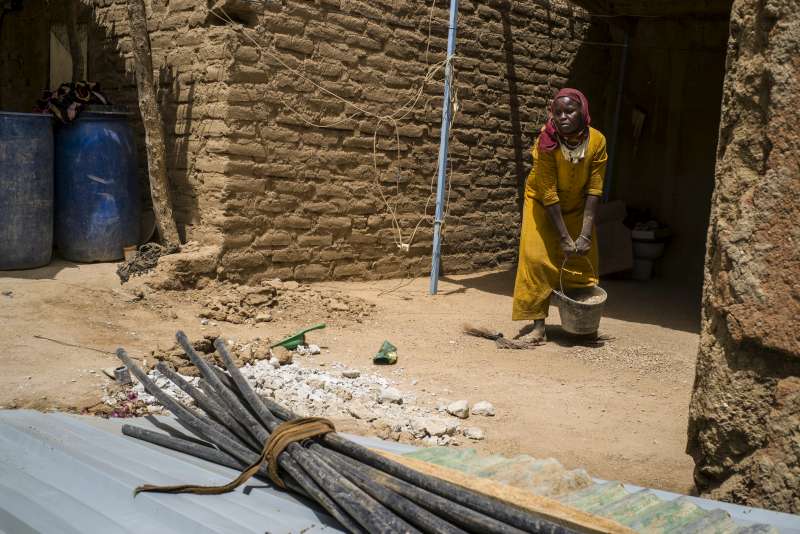  تقوم عزة البالغة من العمر 45 سنة بأعمال البناء في إريبا، فقد وجدت أنها الطريقة الوحيدة التي تستطيع بها جني ما يكفي من المال لإطعام عائلتها. 