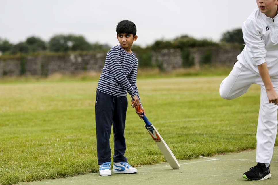 De jeunes enfants apprennent les bases du jeu au club de cricket de Carlow. 