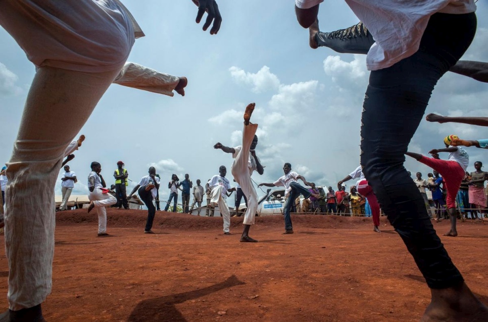 Des réfugiés centrafricains pratiquent la capoeira avant une audience au camp de Mole situé dans la province de l'Equateur en RDC, le 21 août 2014. 