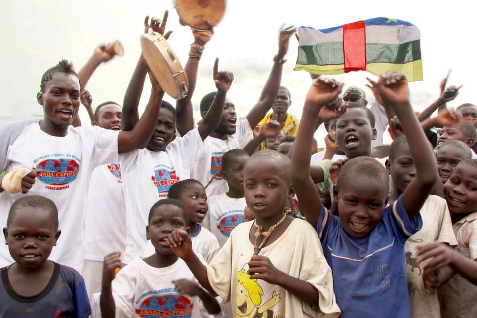 De jeunes réfugiés originaires de République centrafricaine applaudissent en regardant la capoeira au camp de Mole. 