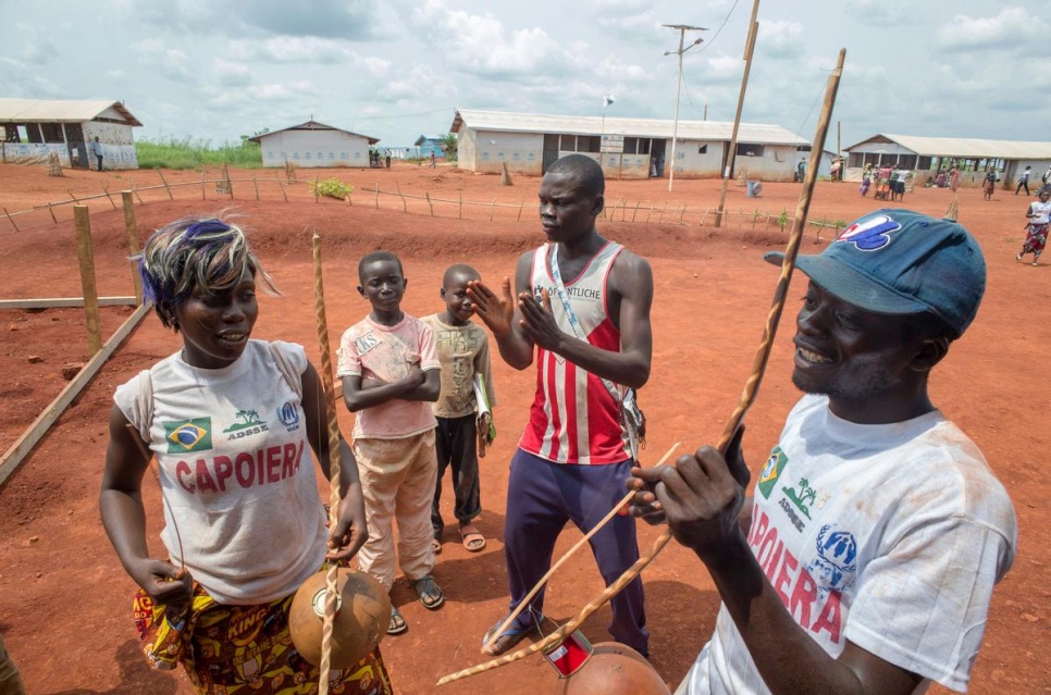 Des réfugiés centrafricains jouent de la musique après avoir pratiqué la capoeira au camp de Mole. 