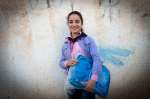 هذه الفتاة التي غدت من النازحين داخل سوريا، تسعد بحمل حقيبة مدرسية أعطيت لها في محافظة الحسكة. يمثل الأطفال نصف المليون سوري الذين فروا من بلادهم على مدار العامين الماضيين، ومنهم 236,000 فتاة. 