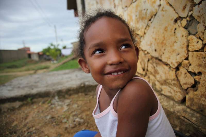 تعيش هذه الفتاة الصغيرة في مخيم تسكنه نساء نازحات وأبناؤهن فقط بالقرب من مدينة قرطاجنة الكولومبية. تواجه النساء النازحات العديد من التحديات والتهديدات.