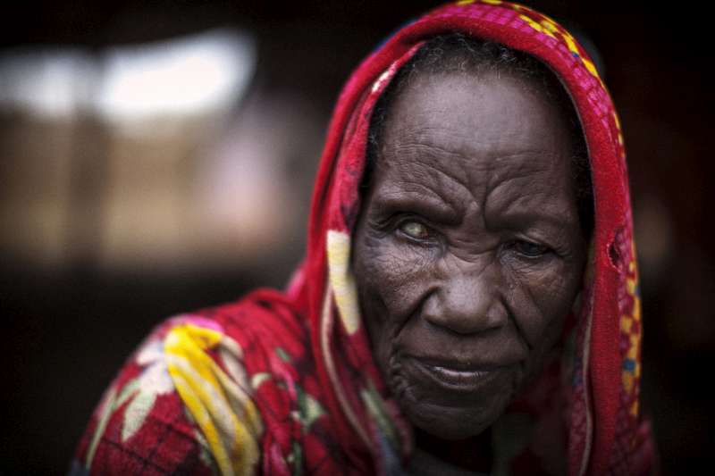 اللاجئة السودانية، ضوا موسى، 80 عاماً، في أحد مراكز العبور الكائنة في مقاطعة مابان بجنوب السودان، وقد حملها ابنها طوال الطريق لمدة 15 يوماً من قريتهما الواقعة بولاية النيل الأزرق في السودان إلى أحد المخيمات في جنوب السودان. 