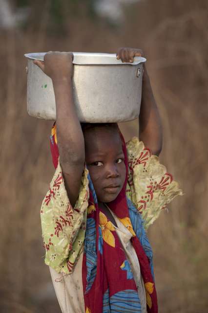 فتاة صغيرة لاجئة تحمل المياه في إقليم نيا-بنديه في تشاد.