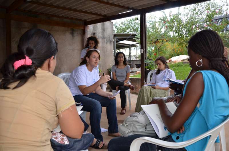 تتحدث إحدى موظفات المفوضية في برازيليا مع اللاجئين عن احتياجاتهم. وفي هذا الاجتماع، الذي نُظِّم بالتعاون مع معهد الهجرة وحقوق الإنسان، ناقش المشاركون قضايا مثل الحصول على التعليم والتوثيق والتوظيف والإسكان.