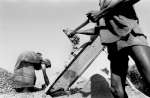  الداليت غير المأجورين لزراعة الأرض غالباً ما ينتهي بهم الأمر كعمال يكسبون ما يقل عن دولار أمريكي واحد يومياً. يظهر في هذه الصورة رجلان من الداليت يجرفون الحصى من قاع نهر كوتي الجاف.