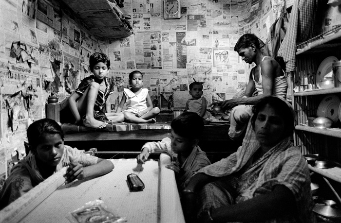 يُعد اكتظاظ المخيمات مزعجاً لكثير من البيهاريين في بنغلاديش. فالأحوال المعيشية سيئة للغاية وتنتج عنها مشكلات أمنية وصحية. تعيش عائلات تتكون من 15 فرداً فأكثر في غرف تقل مساحتها عن 10 أمتار مربعة. تعمل هذه الأسرة المؤلفة من 7 أفراد في غرفتهم التي تكسو أوراق الصحف جدرانها في مخيم كورمي تولا بالعاصمة؛ دكا.