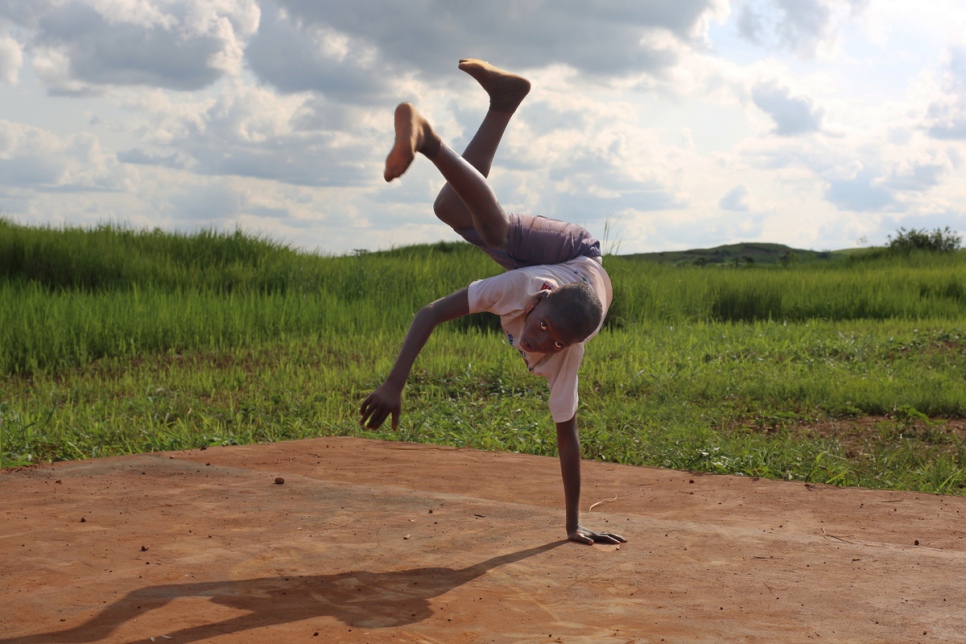 Un jeune danseur de capoeira s'entraine dans le camp de réfugiés de Mole situé à l'extrême nord de la République démocratique du Congo. 
